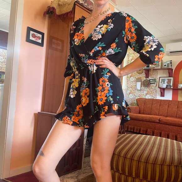 Floral plunge V neck Romper! - Picture 6 of 16
